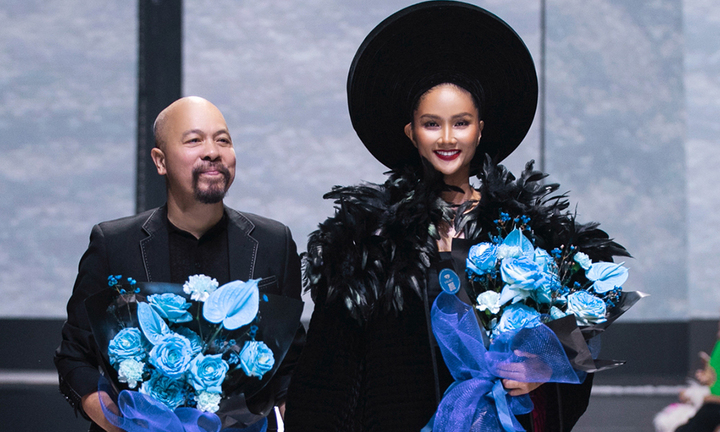 Hoa hậu H’Hen Niê làm vedette cho show diễn của NTK Đức Hùng