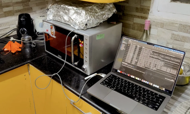 Thanh niên Ấn Độ dùng lò vi sóng 'độ' AirPods thành máy trợ thính cho bà