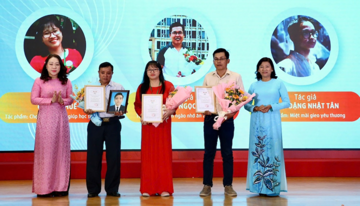 Người cha ôm ảnh con trai nhận giải thưởng viết về người thầy nhân ngày 20/11