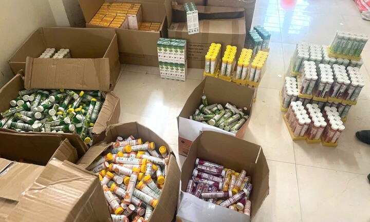 Phát hiện một cơ sở nghi sản xuất viên sủi giả với số lượng lớn