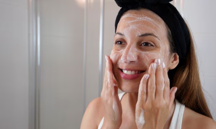 Nên rửa mặt vào mấy giờ?