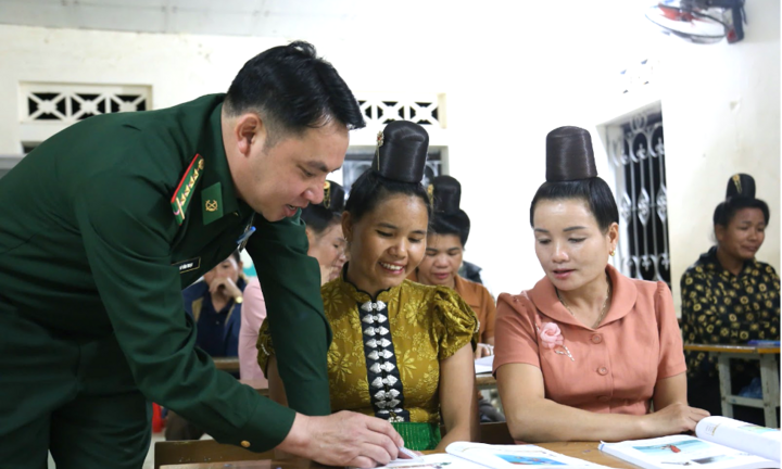 Thầy giáo quân hàm xanh 21 năm miệt mài duy trì 'lớp bình dân học vụ'