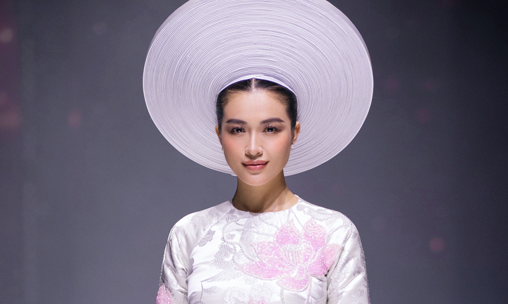 Á hậu Lệ Hằng khoe sắc với áo dài mang lời ca 'Dạ cổ hoài lang' của Thuỷ Nguyễn