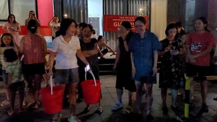 Chủ đầu tư Green Pearl nợ tiền nước, cư dân khốn khổ hứng nước giữa đêm