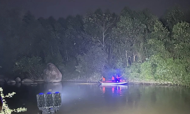 Nhóm học sinh rủ nhau tắm sông, hai em mất tích