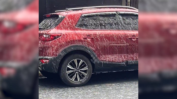 'Mưa' xi măng phủ kín nhà cửa, ô tô ở Philippines