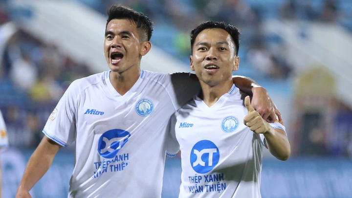 Thắng đậm Đà Nẵng, CLB Nam Định bám sát ngôi đầu