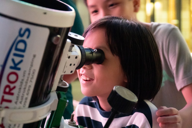 Ngắm siêu trăng cuối cùng của năm 2024 qua kính viễn vọng