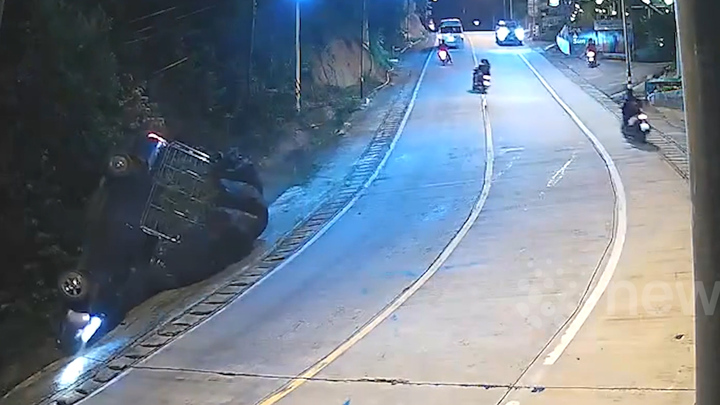 Thót tim cảnh ô tô chở quá tải, lật nhào khi leo dốc ở Thái Lan