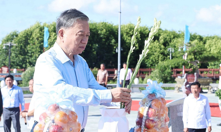 Tổng Bí thư Tô Lâm dâng hương tại Đền thờ Quốc tổ Lạc Long Quân ở Cà Mau