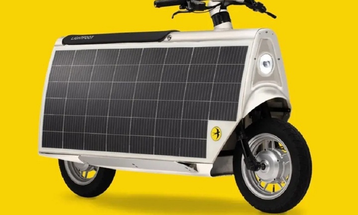 Xe máy chạy bằng tấm pin điện mặt trời gắn hai bên sườn