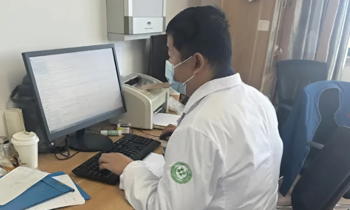 Phản ứng của bác sĩ khi bệnh nhân âm thầm đưa phong bì