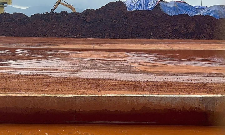 Nước biển quanh khu cảng tập kết bauxite ở Huế đổi màu: Vì sao chậm báo cáo?