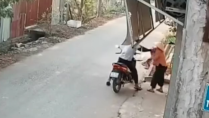 Tên cướp vờ hỏi đường rồi táo tợn giật dây chuyền của cụ bà ở Hải Phòng