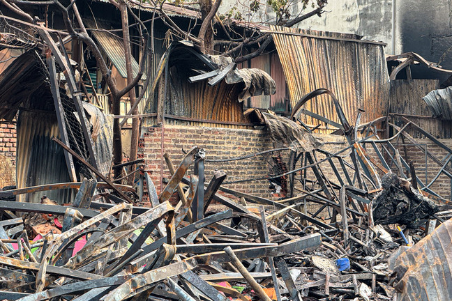 Cảnh tan hoang sau vụ cháy kho hàng đồ chơi trẻ em ở Hà Nội