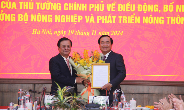 Trao quyết định bổ nhiệm Thứ trưởng Bộ NN&PTNT cho ông Võ Văn Hưng