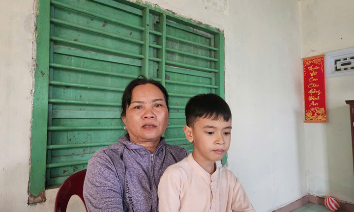 Người phụ nữ bán vé số nuôi con trai bệnh ung thư và cháu trai bị thiểu năng