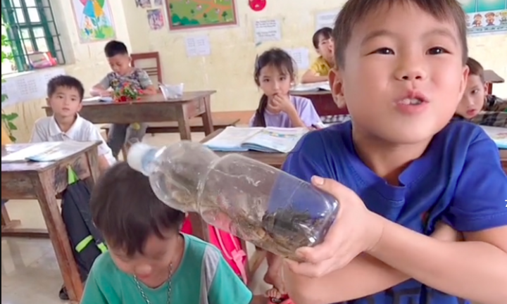 Em bé vùng cao nổi khắp cõi mạng với lời chúc 20/11 quá độc đáo