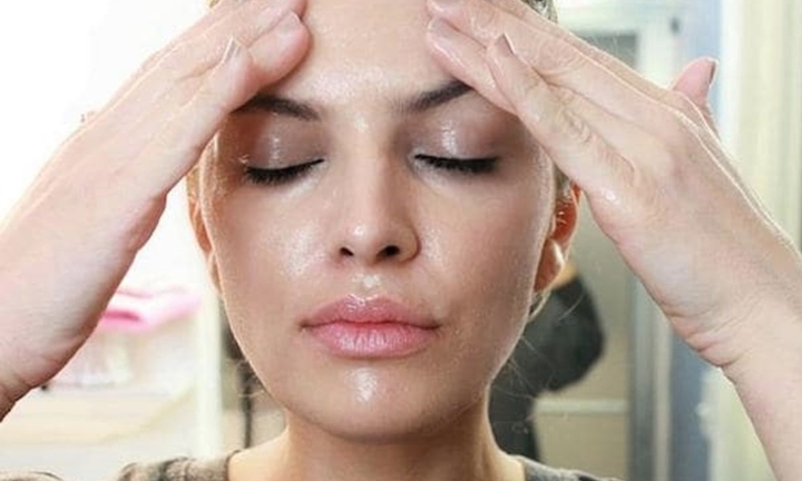 Da dầu nên rửa mặt mấy lần một ngày?