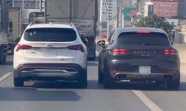 Hai ô tô chèn ép trên cao tốc, người trong xe thò tay đập gương xe nhau