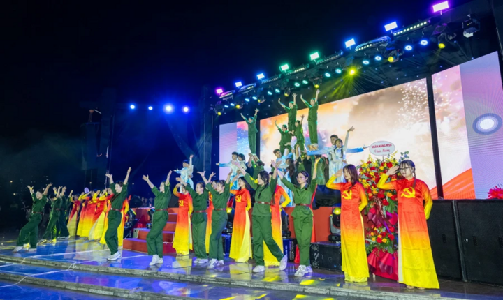 Bùng nổ đêm nhạc hội chào tân sinh viên trường Đại học Kinh tế