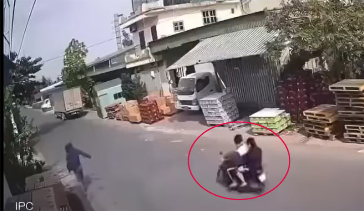 Xe máy va chạm xe tải, 2 học sinh thương vong 