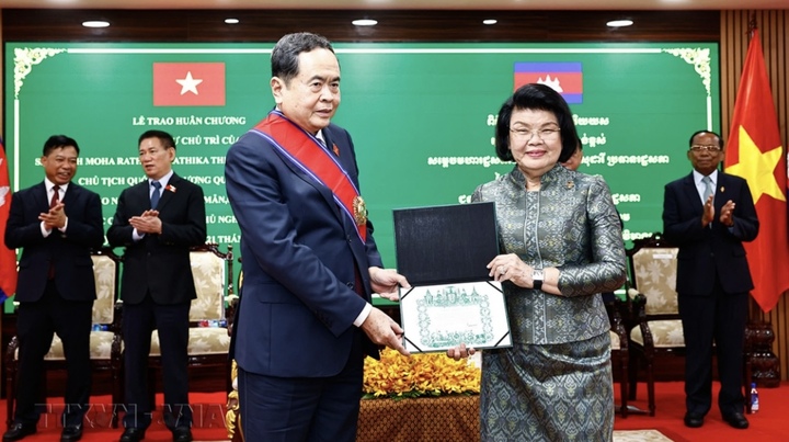Chủ tịch Quốc hội Trần Thanh Mẫn nhận Huân chương Công trạng hạng Đại Thập tự