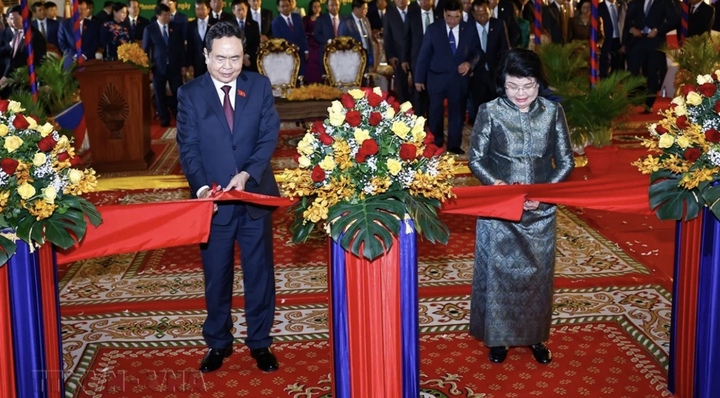 Chủ tịch Quốc hội dự lễ Khánh thành Tòa nhà hành chính Quốc hội Campuchia