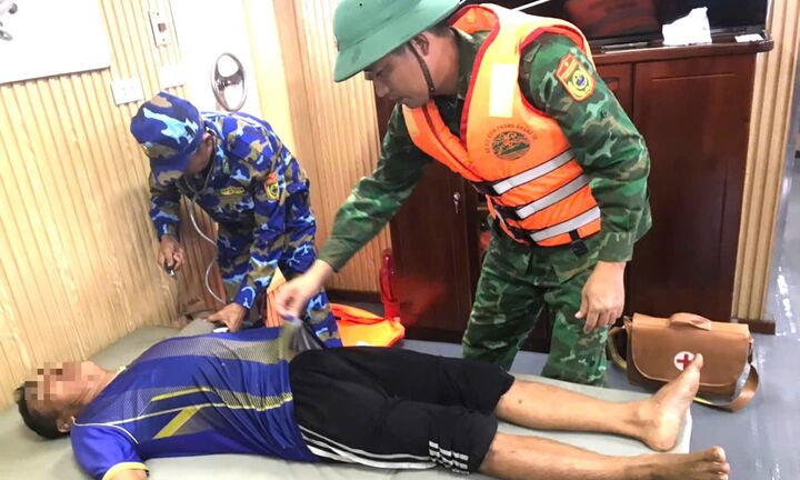 Chìm tàu cá, 5 ngư dân Quảng Bình được cứu sống