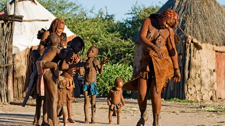 Kỳ lạ bộ lạc suốt đời không tắm, để ngực trần chỉ quấn khố nhỏ