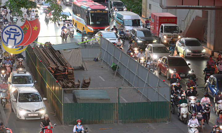 Đoạn đường huyết mạch ở Hà Nội dài 1,5km 'gánh' đến 14 lô cốt