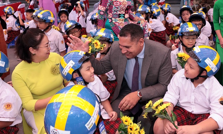 Đại sứ Thụy Điển tặng mũ bảo hiểm cho học sinh Việt Nam