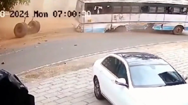 Bị ô tô tông phía sau, xe buýt 'gãy càng, rụng bánh'