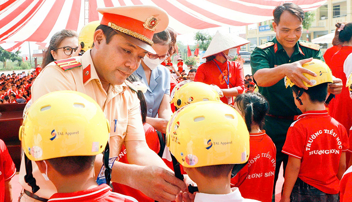  Trao tặng hơn 22.000 mũ bảo hiểm cho học sinh lớp 1 ở Vĩnh Phúc