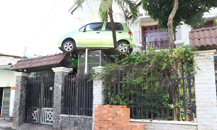 Ô tô 'đậu' trên cổng nhà gây sốt ở Đồng Nai, ông chủ tiết lộ lý do