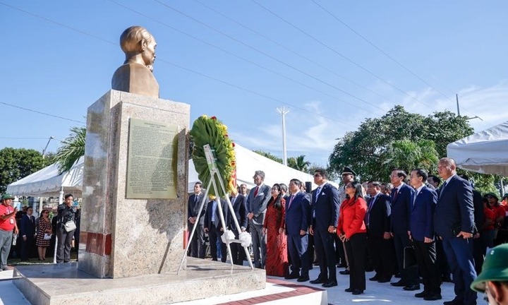Thủ tướng Phạm Minh Chính dâng hoa tại Tượng đài Hồ Chí Minh ở Dominicana