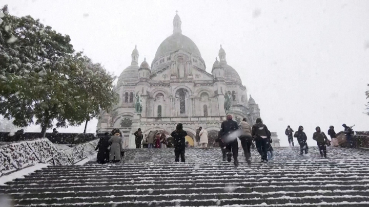Thủ đô Paris lung linh huyền ảo trong tuyết đầu mùa