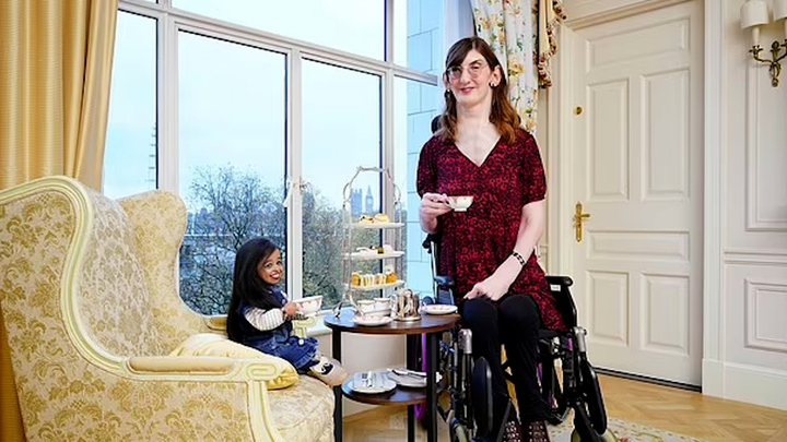 Người phụ nữ thấp nhất và cao nhất thế giới lần đầu hội ngộ, có nhiều điểm chung