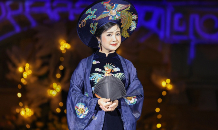 NSND Thu Hà mặc áo dài thêu phượng hoàng, diễn thời trang cùng dàn nghệ sĩ trẻ