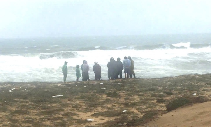 Sóng lớn đánh chìm tàu cá, 2 ngư dân Quảng Ngãi chết và mất tích