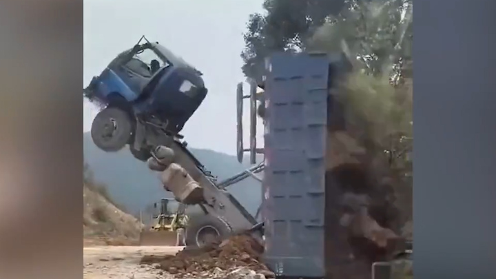 Kinh hoàng khoảnh khắc xe chở đất lật nhào xuống vực sâu ở Trung Quốc