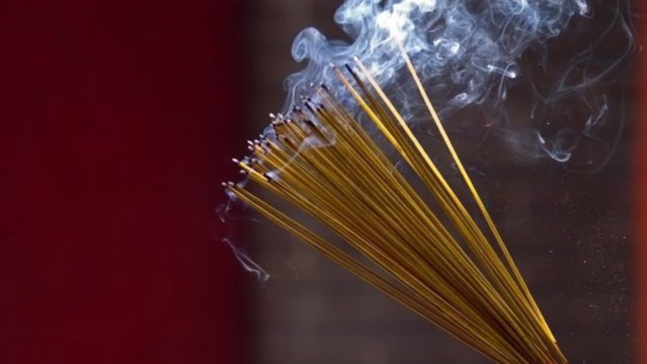 Thắp hương không cháy hết phải làm sao? 