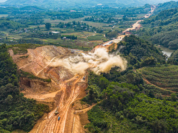 Nổ mìn, xẻ núi làm đường cao tốc Tuyên Quang - Hà Giang