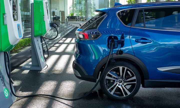 Chạy 100 km mỗi ngày nên mua xe xăng hay xe điện?