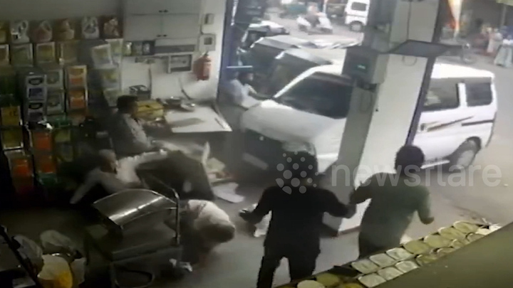 Xe tải mất kiểm soát lao vào cửa hàng tạp hóa, 4 người bị thương