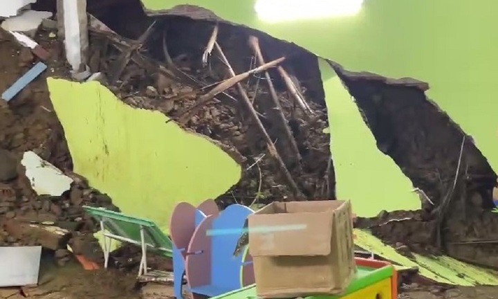 Mưa lớn gây sạt lở làm sập điểm trường mới xây ở Quảng Nam 