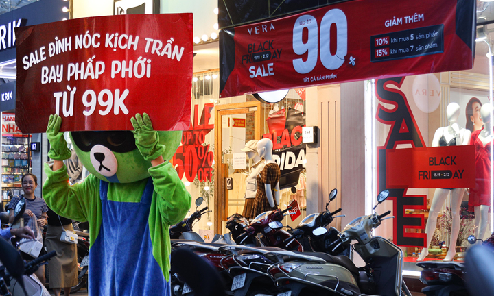 Cửa hàng ở Hà Nội giảm giá 'đỉnh nóc, kịch trần' tới 90% nhân Black Friday
