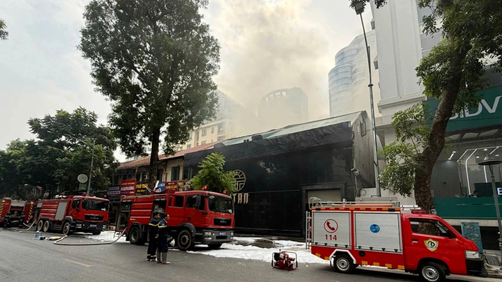Hiện trường vụ cháy quán ăn trên phố trung tâm Thủ đô, nhiều người được cứu sống