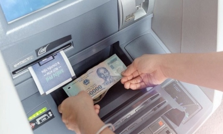 Có được nộp tiền tại cây ATM khác ngân hàng? 