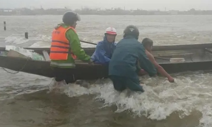 Cứu người đàn ông đi xe máy bị nước cuốn giữa mưa lớn